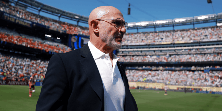 O técnico Luis de la Fuente não escondeu a emoção após a Espanha conquistar o título da Copa do Mundo.