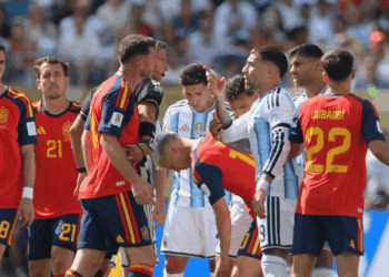 zagueiro Otamendi, da Argentina se envolveu em uma discussão com Rodri logo após a Espanha vencer da Argentina e ganhar a Copa do Mundo