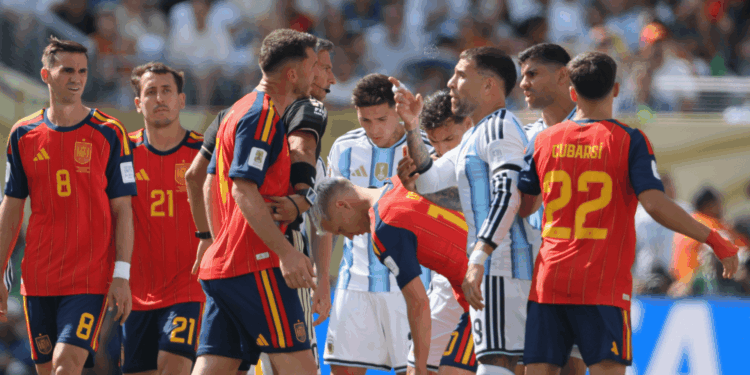zagueiro Otamendi, da Argentina se envolveu em uma discussão com Rodri logo após a Espanha vencer da Argentina e ganhar a Copa do Mundo