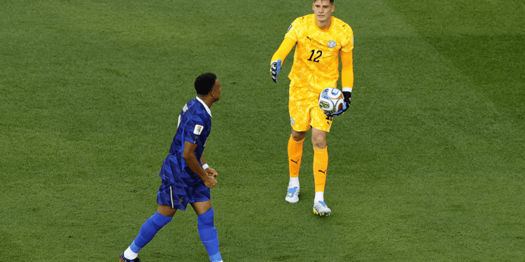 O goleiro Orlando Gill, do Paraguai respondeu às críticas de Kylian Mbappé, que acusou os paraguaios de praticarem um "futebol sujo".