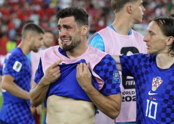 Jogadores deixam o gramado após a derrota para Portugal