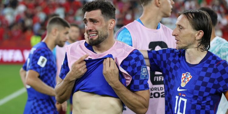 Jogadores deixam o gramado após a derrota para Portugal