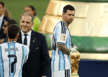 A sele&ccedil;&atilde;o da Argentina retorna ao pa&iacute;s nesta segunda-feira, 20, ap&oacute;s o vice-campeonato da Copa do Mundo, mas Lionel Messi n&atilde;o estar&aacute; no voo.