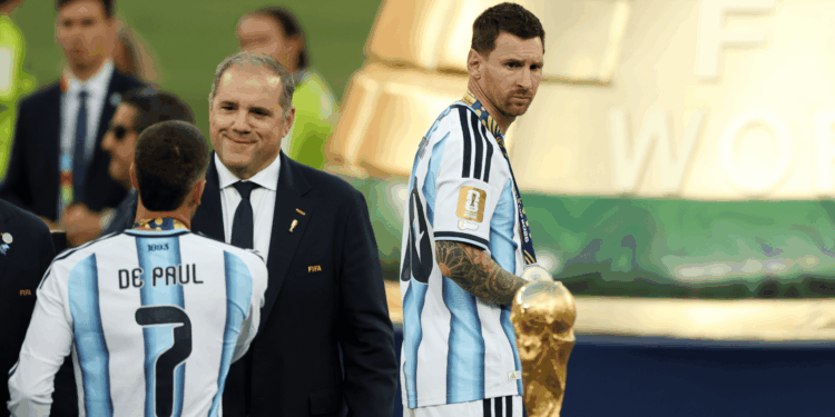 A seleção da Argentina retorna ao país nesta segunda-feira, 20, após o vice-campeonato da Copa do Mundo, mas Lionel Messi não estará no voo.