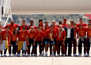 Espanha chega a Madri com a ta&ccedil;a da Copa do Mundo para dia de festa