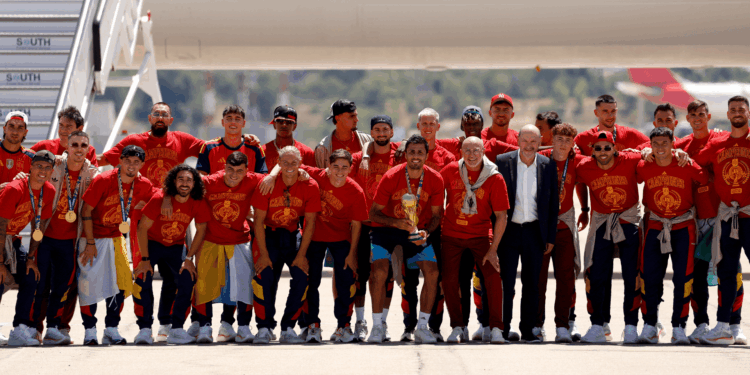 Espanha chega a Madri com a taça da Copa do Mundo para dia de festa