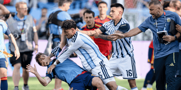 A Fifa abriu uma investigação contra a Argentina por causa da confusão protagonizada por jogadores e membros da comissão técnica.