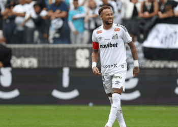 Neymar deve estar de volta ao Santos no pr&oacute;ximo fim de semana. O camisa 10 segue a programa&ccedil;&atilde;o de treinamentos no CT Rei Pel&eacute;.