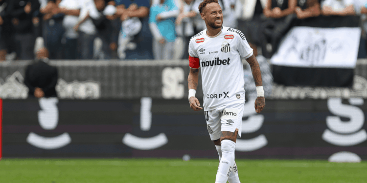Neymar deve estar de volta ao Santos no próximo fim de semana. O camisa 10 segue a programação de treinamentos no CT Rei Pelé.