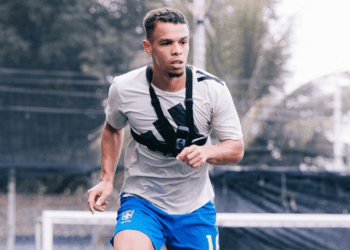 O volante Sandry, revelado pelo Santos, pode deixar o futebol brasileiro e seguir carreira em Portugal. Ele est&aacute; no radar de Famalic&atilde;o e Nacional