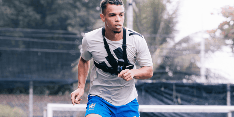 O volante Sandry, revelado pelo Santos, pode deixar o futebol brasileiro e seguir carreira em Portugal. Ele está no radar de Famalicão e Nacional