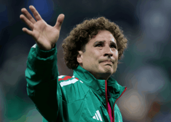 Ochoa anunciou sua aposentadoria do futebol. Aos 41 anos, o goleiro encerrou a carreira ap&oacute;s disputar sua sexta Copa do Mundo.