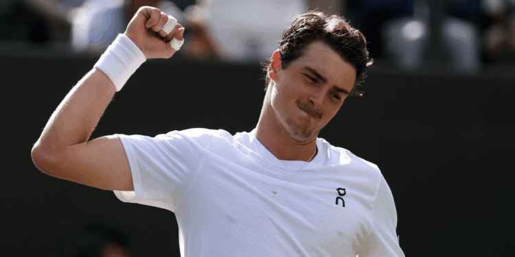 João Fonseca está confirmado no US Open 2026. Ele aparece na lista oficial de inscritos para o quarto e último Grand Slam da temporada.