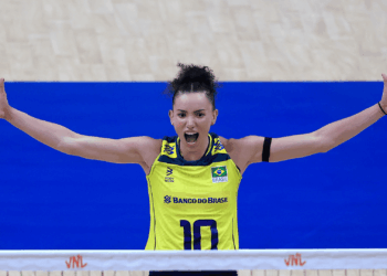 Gabi Guimar&atilde;es, da sele&ccedil;&atilde;o brasileira feminina de v&ocirc;lei est&aacute; fora das finais da competi&ccedil;&atilde;o devido a um desconforto na regi&atilde;o lombar.