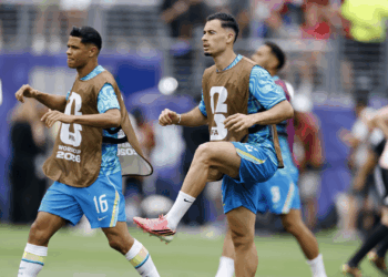 A decisão de Ancelotti dividiu opiniões entre os torcedores a presença de Gabriel Martinelli entre os titulares.