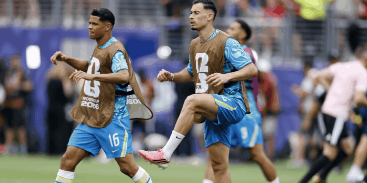A decisão de Ancelotti dividiu opiniões entre os torcedores a presença de Gabriel Martinelli entre os titulares.