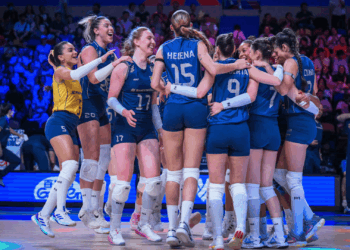 O Brasil est&aacute; a uma vit&oacute;ria da final VNL. A sele&ccedil;&atilde;o feminina enfrenta a It&aacute;lia na semifinal em busca de uma vaga na decis&atilde;o do torneio.