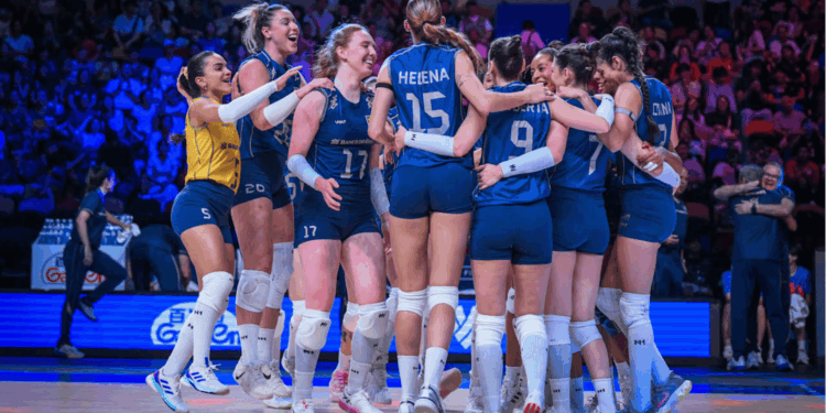 O Brasil está a uma vitória da final VNL. A seleção feminina enfrenta a Itália na semifinal em busca de uma vaga na decisão do torneio.