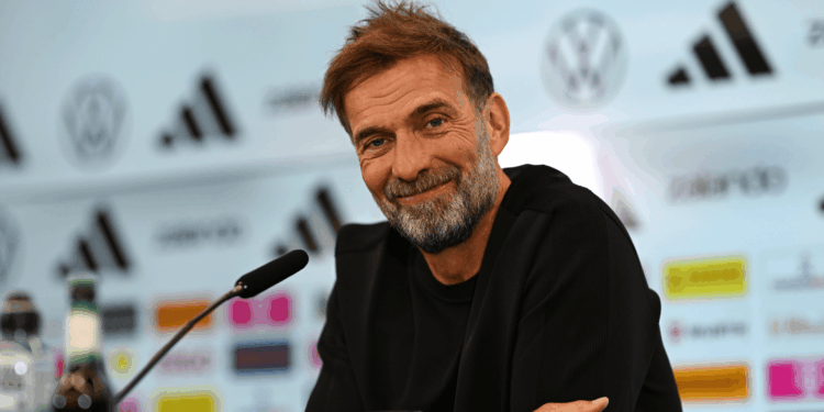 Klopp é oficialmente o novo técnico da seleção da Alemanha. O treinador de 59 anos assinou contrato com a Federação Alemã válido até 2030.