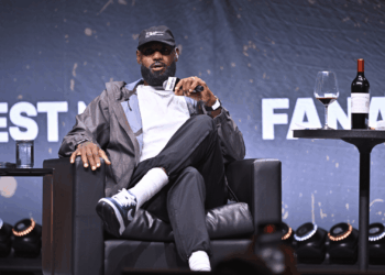 LeBron James j&aacute; definiu seu futuro na NBA. Aos 41 anos, o astro confirmou que vai defender o Philadelphia 76ers na pr&oacute;xima temporada.