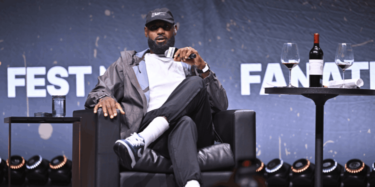 LeBron James já definiu seu futuro na NBA. Aos 41 anos, o astro confirmou que vai defender o Philadelphia 76ers na próxima temporada.