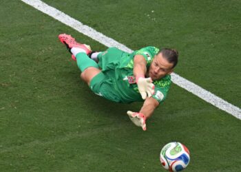 &Oacute;rjan Nyland defende p&ecirc;nalti de Bruno Guimar&atilde;es e encerra jejum de oito anos em noite decisiva na Copa do Mundo