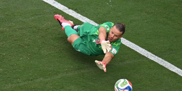 Órjan Nyland defende pênalti de Bruno Guimarães e encerra jejum de oito anos em noite decisiva na Copa do Mundo