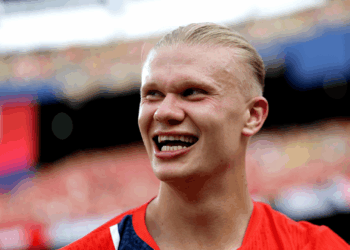 Halland marcou os dois gols da vitória por 2 a 1, eliminou a Seleção Brasileira da Copa do Mundo de 2026 e exaltou o momento histórico.