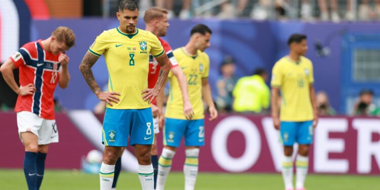 Bruno Guimarães lamenta o pênalti desperdiçado na eliminação do Brasil para a Noruega na Copa do Mundo