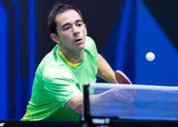 Hugo Calderano est&aacute; nas quartas de final do WTT Contender S&atilde;o Jos&eacute; dos Campos. o brasileiro venceu o croata Tomislav Pucar por 3 sets a 1.