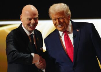 Gianni Infantino é denunciado ao COI por suposta violação da neutralidade política