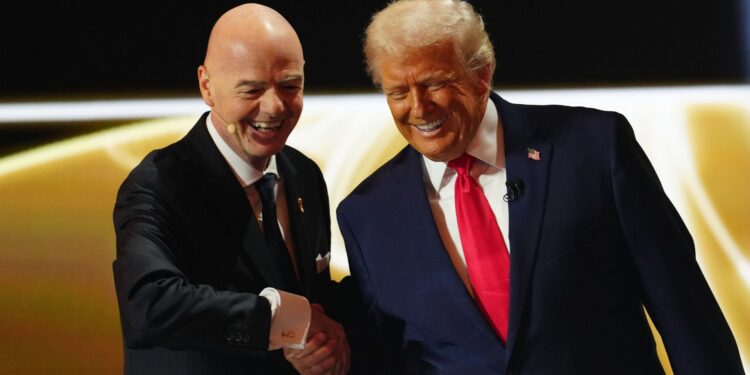 Gianni Infantino é denunciado ao COI por suposta violação da neutralidade política