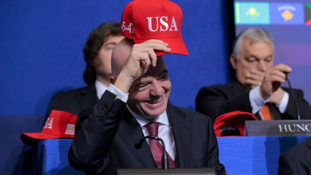 Gianni Infantino aparece usando um boné com a inscrição "USA"
