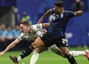 Confusão entre Inglaterra e Argentina marcou o início da semifinal da Copa do Mundo