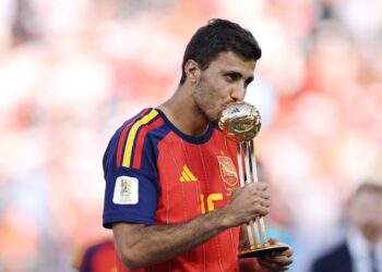 Rodri recebe a Bola de Ouro da Copa do Mundo após liderar a Espanha no bicampeonato mundial