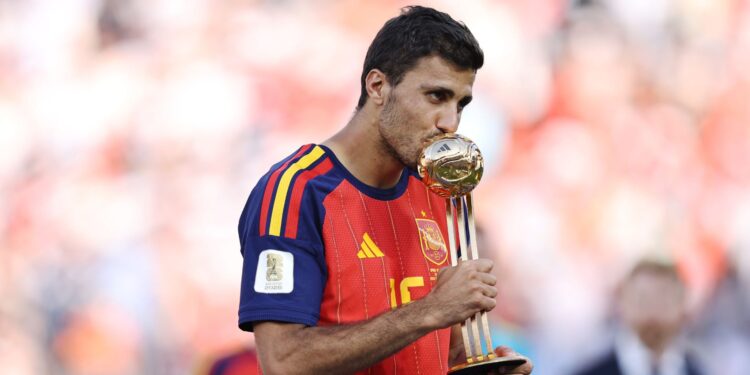 Rodri recebe a Bola de Ouro da Copa do Mundo após liderar a Espanha no bicampeonato mundial