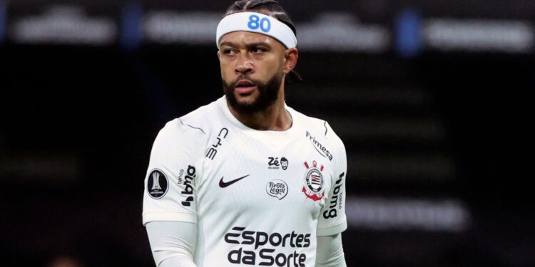 Memphis Depay encaminha renovação com o Corinthians e deve permanecer no clube até 2028