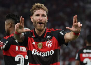L&eacute;o Pereira recebe proposta do Besiktas e Flamengo avalia futuro do zagueiro