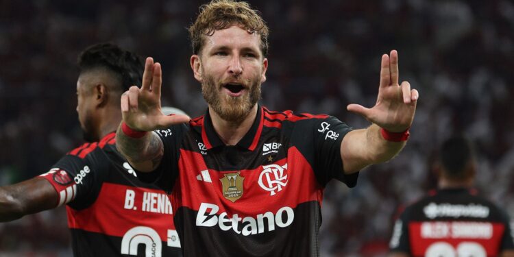 Léo Pereira recebe proposta do Besiktas e Flamengo avalia futuro do zagueiro