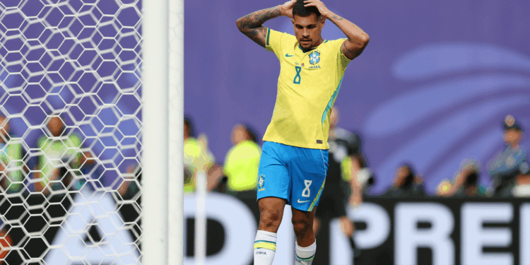 Bruno Guimarães desperdiçou um pênalti ainda no primeiro tempo da derrota por 2 a 1, mas os números mostram que o erro está longe.