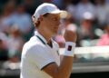 Jannik Sinner comemora a vit&oacute;ria sobre Jan-Lennard Struff ap&oacute;s carimbar a vaga nas semifinais de Wimbledon
