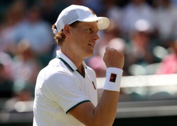 Jannik Sinner comemora a vit&oacute;ria sobre Jan-Lennard Struff ap&oacute;s carimbar a vaga nas semifinais de Wimbledon