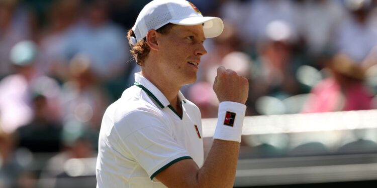 Jannik Sinner comemora a vitória sobre Jan-Lennard Struff após carimbar a vaga nas semifinais de Wimbledon