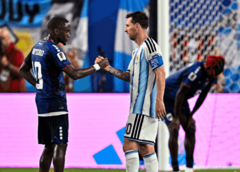 Messi brinca ap&oacute;s ser tietado por rivais na Copa: "Em campo, me d&atilde;o uma surra"