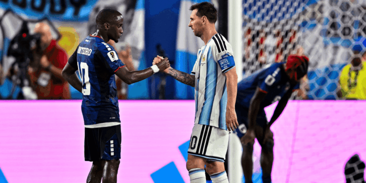 Messi brinca após ser tietado por rivais na Copa: "Em campo, me dão uma surra"