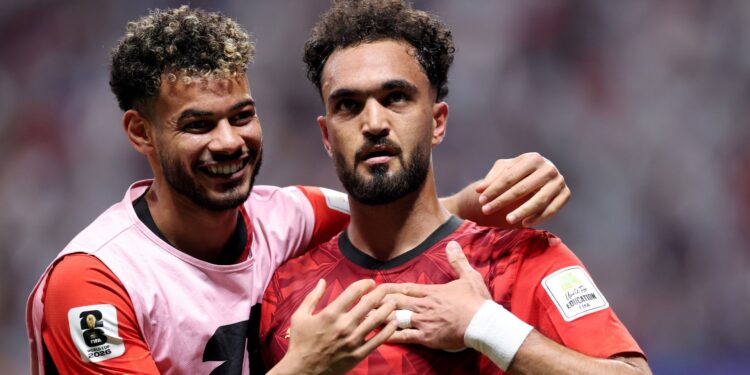 Zico, meia do Egito, comemora o gol marcado contra a Argentina na Copa do Mund