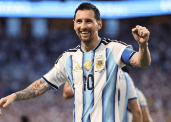 Messi enfrentará a Inglaterra pela primeira vez com a seleção principal. O confronto acontece na semifinal do Mundial de 2026.