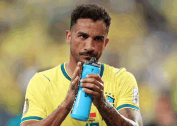 Dos 26 jogadores convocados para representar o Brasil na Copa do Mundo 2026, apenas Danilo estava no voo fretado pela CBF.