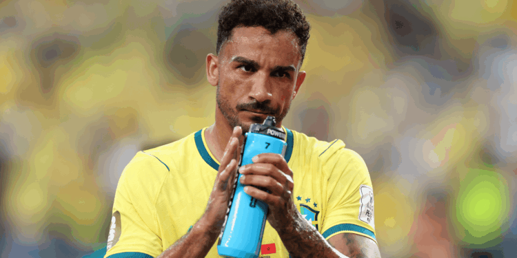 Dos 26 jogadores convocados para representar o Brasil na Copa do Mundo 2026, apenas Danilo estava no voo fretado pela CBF.