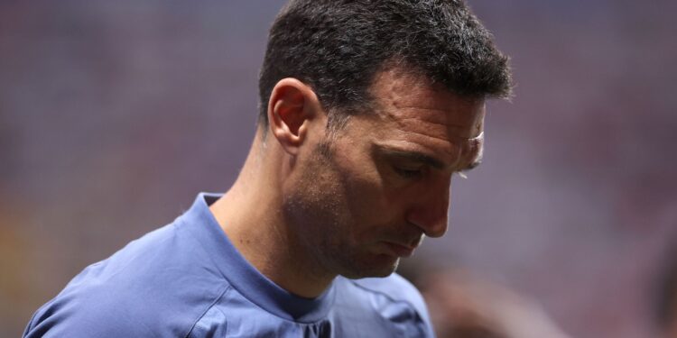 Scaloni se emocionou após a classificação da Argentina e deixou a entrevista em lágrimas